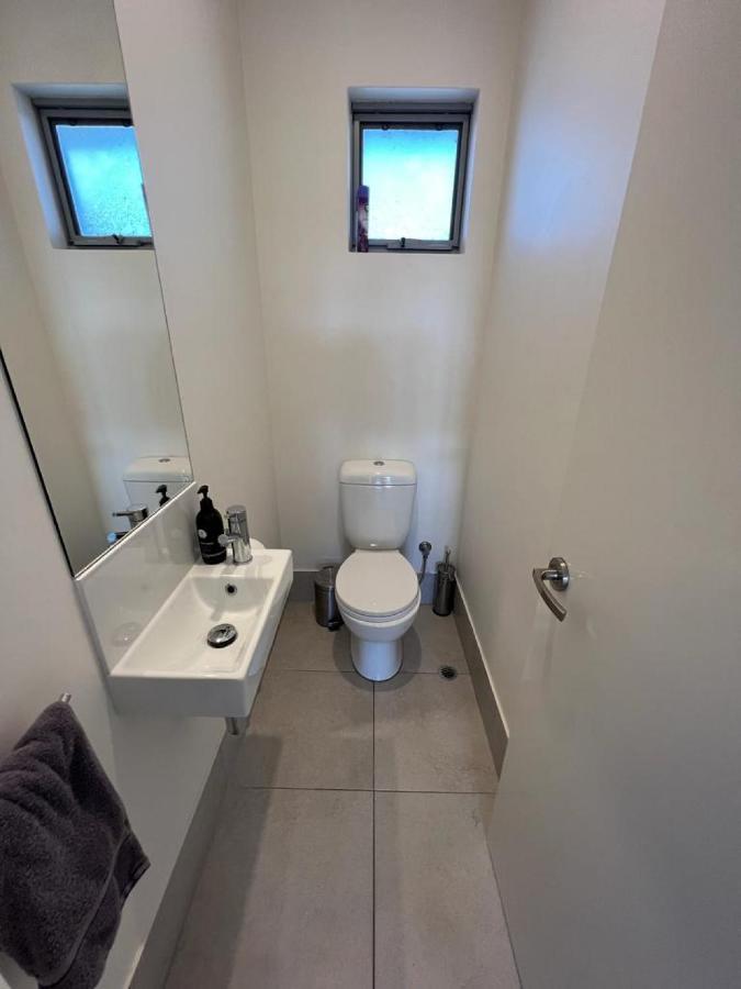 Tranquil Tree Views 2 Bedroom 2 Bathroom Apartment パース エクステリア 写真